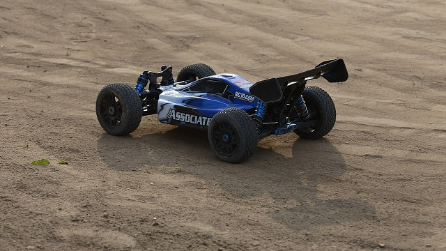 RC8.2e RTR on the Dirt Burners off-road track