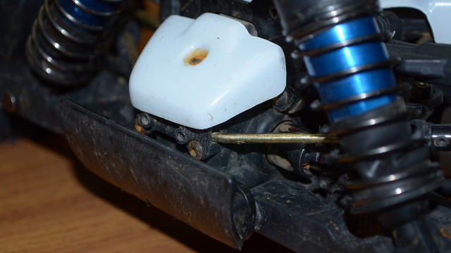 Gold 2.8mm stiff sway bar mounted in the front of an RC8.2e